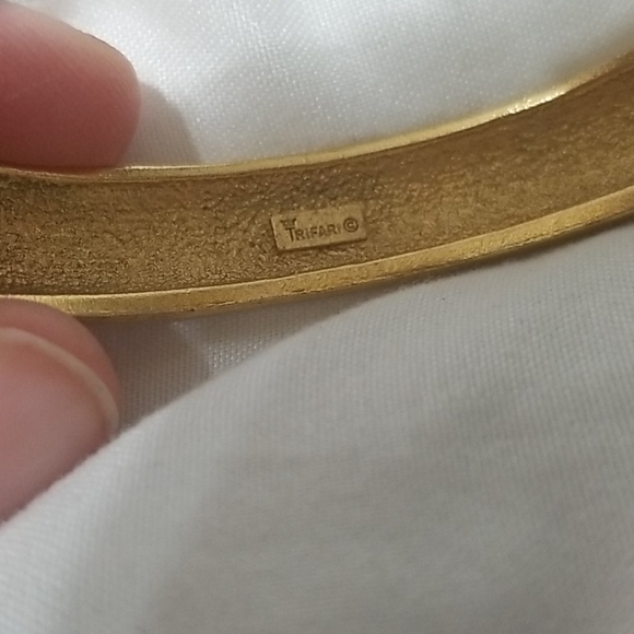 Vintage Crown trifari bangle bracelet - Picture 5 of 5